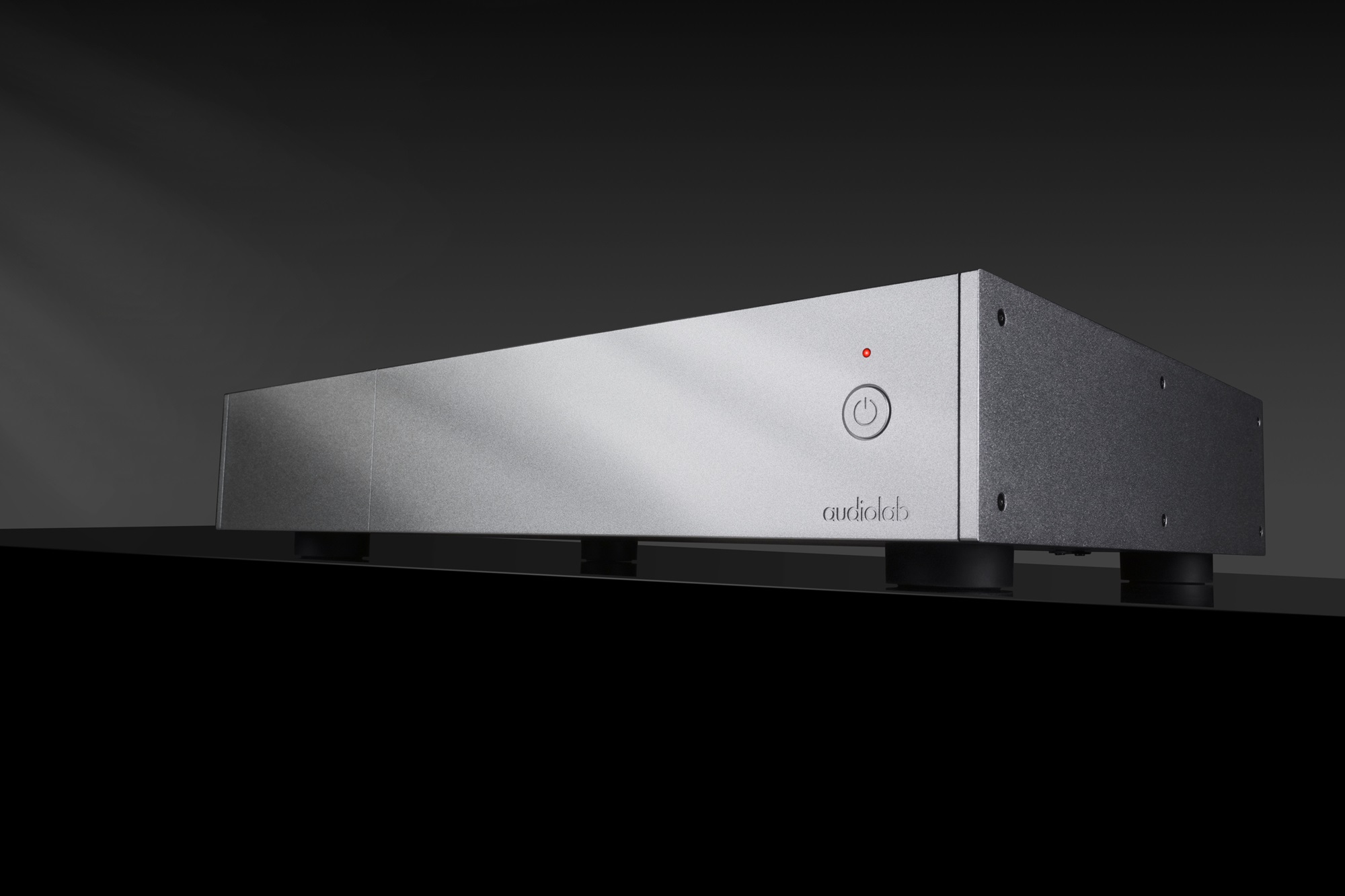 seitliche Front audiolab 9000P Silver